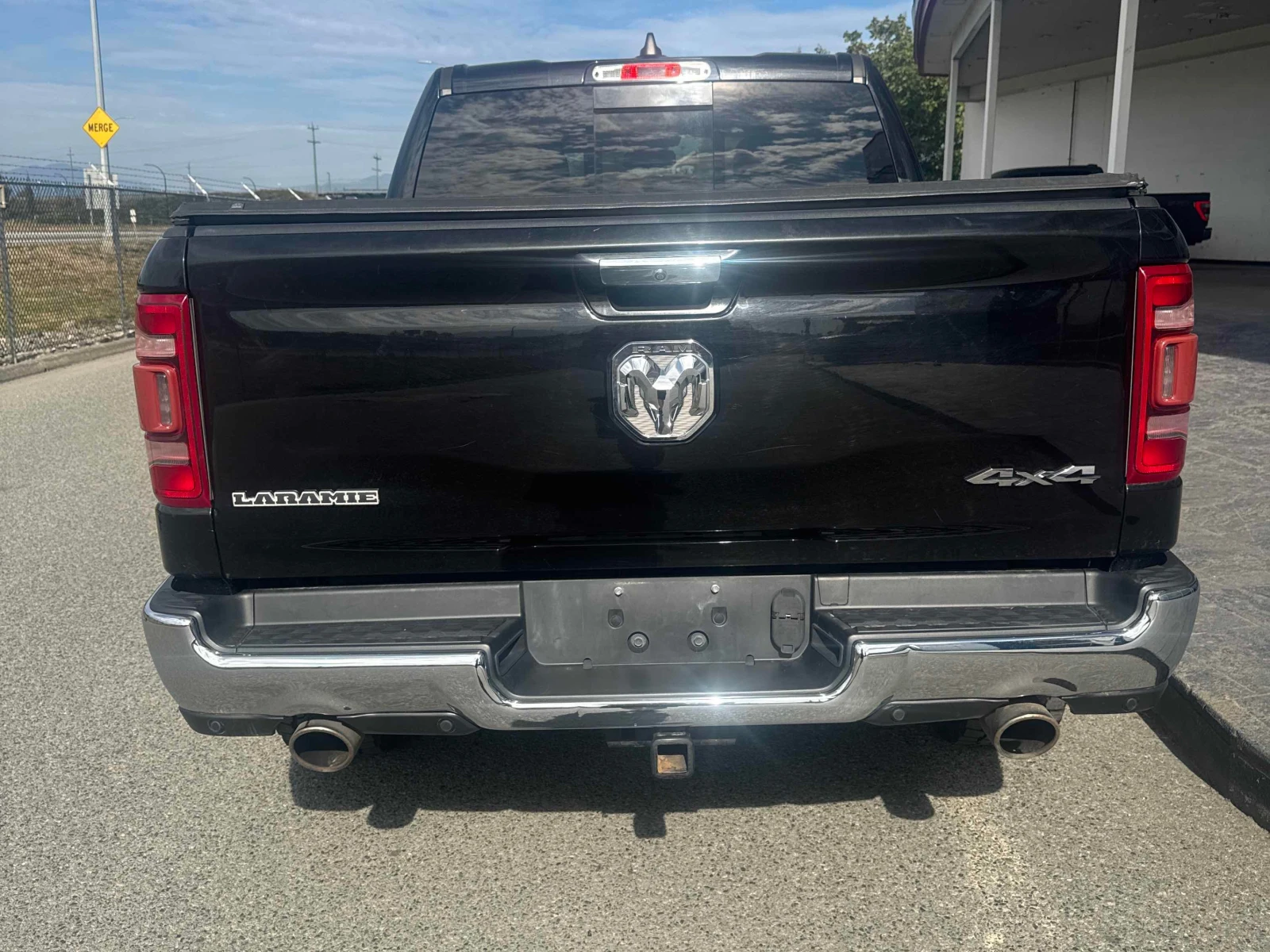 Dodge RAM 1500 Laramie / ОБДУХВАНЕ / CARFAX / АВТОКРЕДИТ , снимка 4 - Автомобили и джипове - 55884383