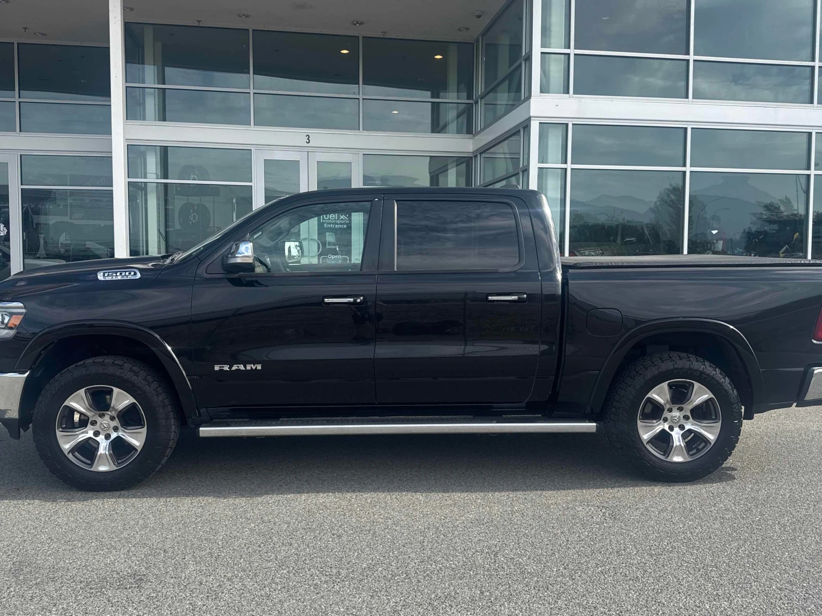 Dodge RAM 1500 Laramie / ОБДУХВАНЕ / CARFAX / АВТОКРЕДИТ , снимка 2 - Автомобили и джипове - 55884383