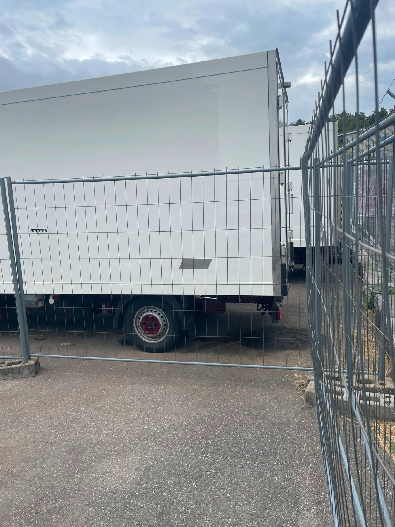 Iveco Daily 35s16* ХЛАДИЛЕН* LED* HI-MATIC* ШВЕЙЦАРИЯ* , снимка 3 - Бусове и автобуси - 56001840