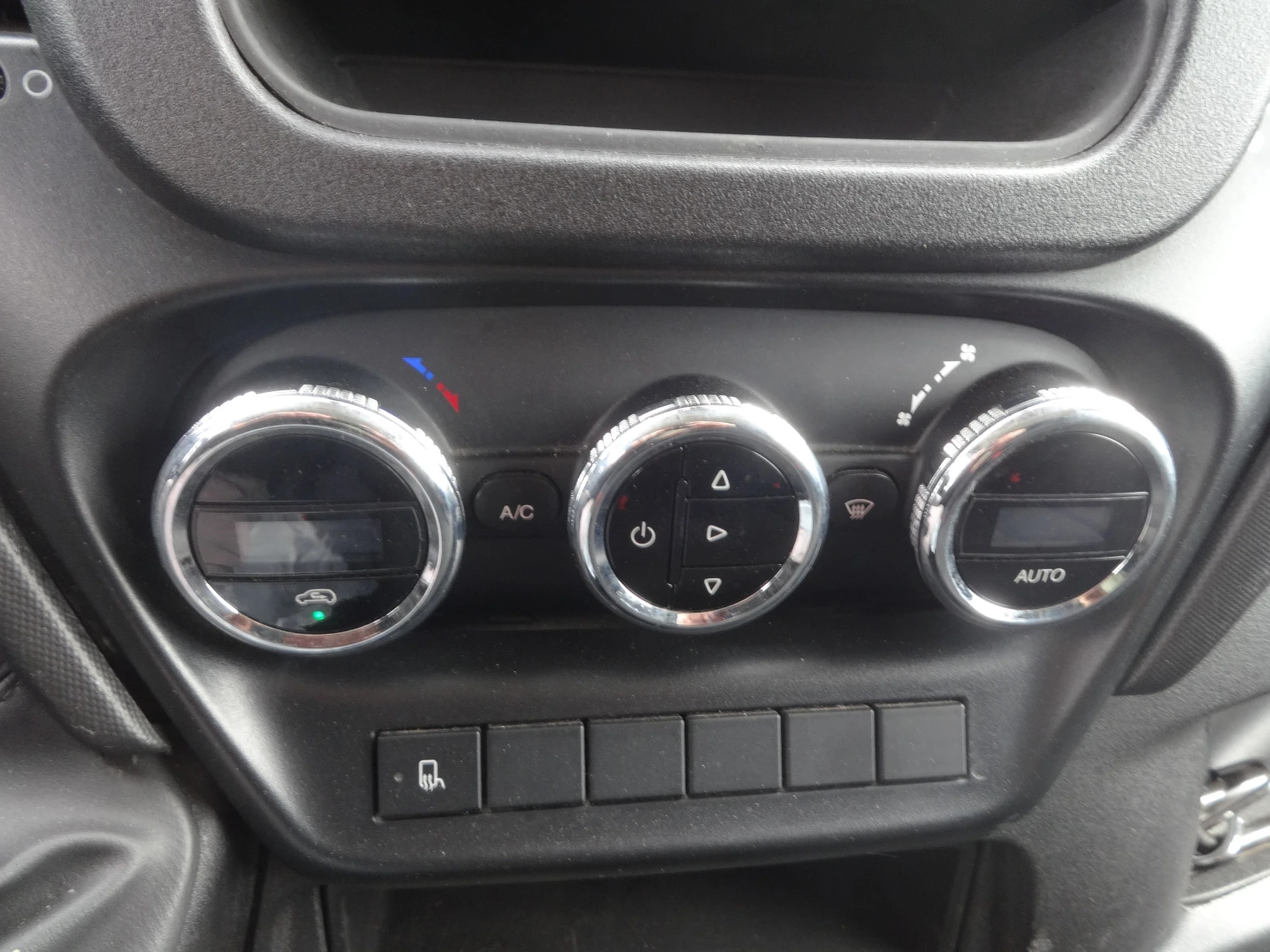 Iveco 35s17 3.0HPI  КАТ. * Б* КЛИМАТРОНИК* , снимка 14 - Бусове и автобуси - 56199076
