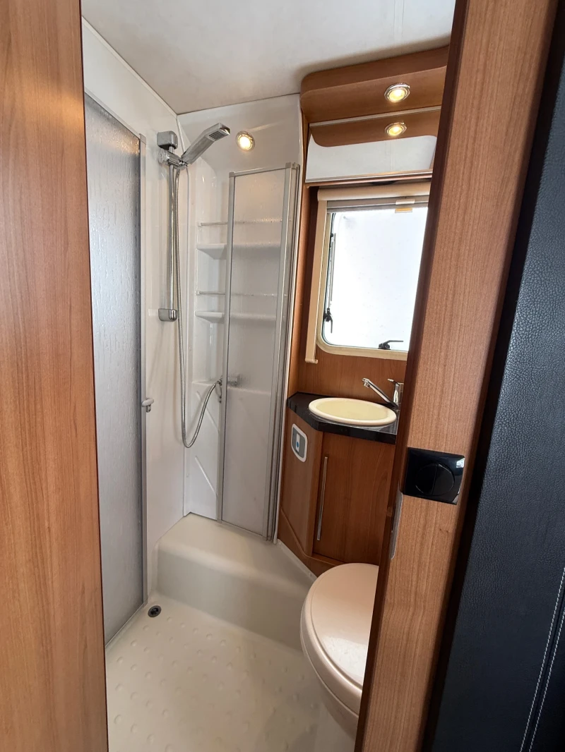 Кемпер LMC Liberty Cruiser2-674, снимка 13 - Каравани и кемпери - 52344953