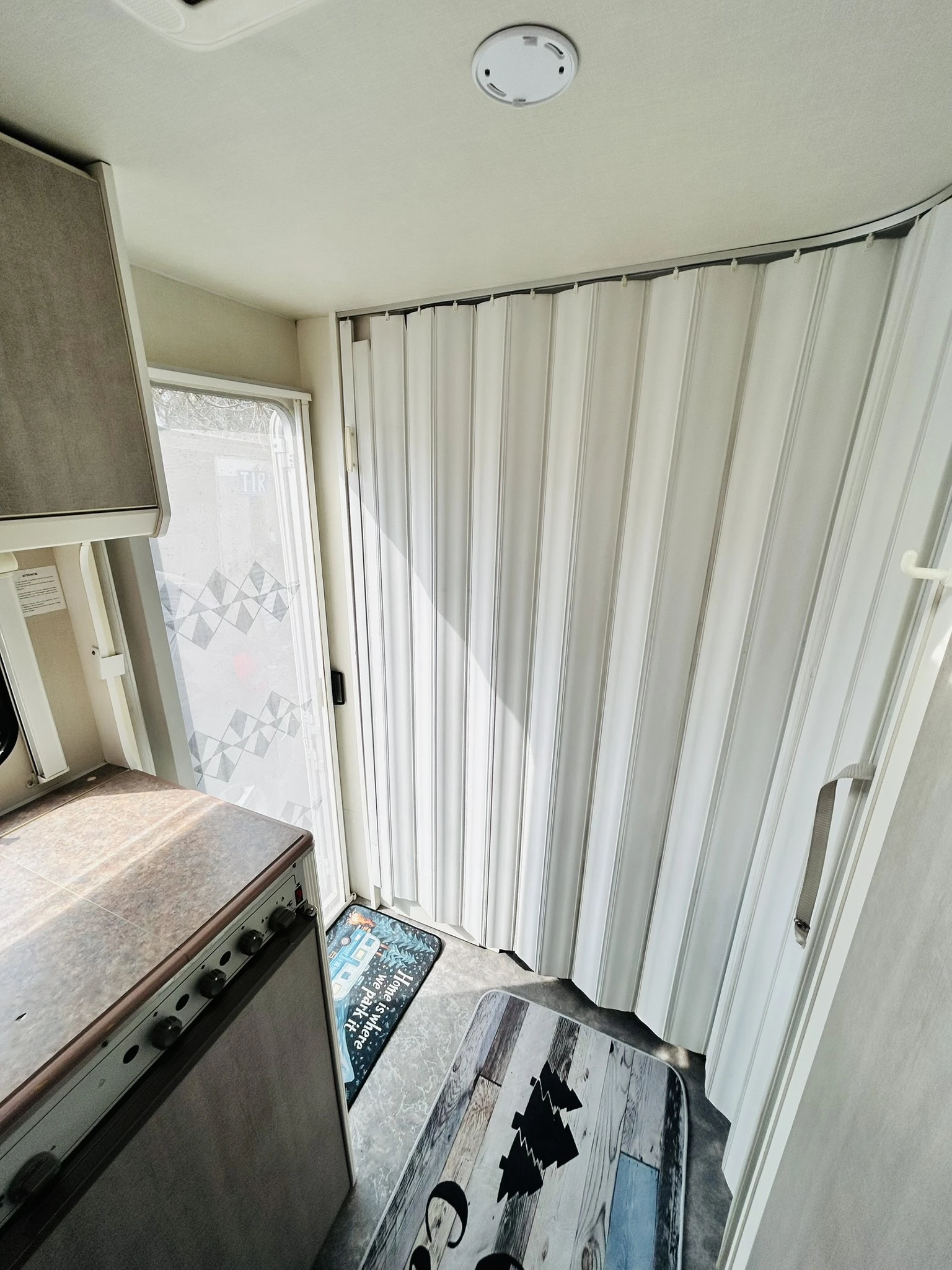 Каравана KIP GreyLine 47 Solar Powered, снимка 15 - Каравани и кемпери - 50649075