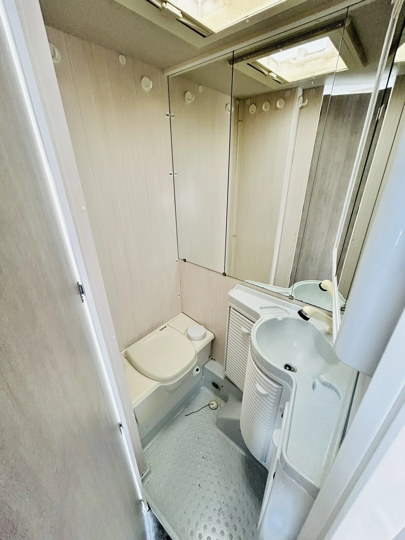 Каравана KIP GreyLine 47 Solar Powered, снимка 13 - Каравани и кемпери - 50649075