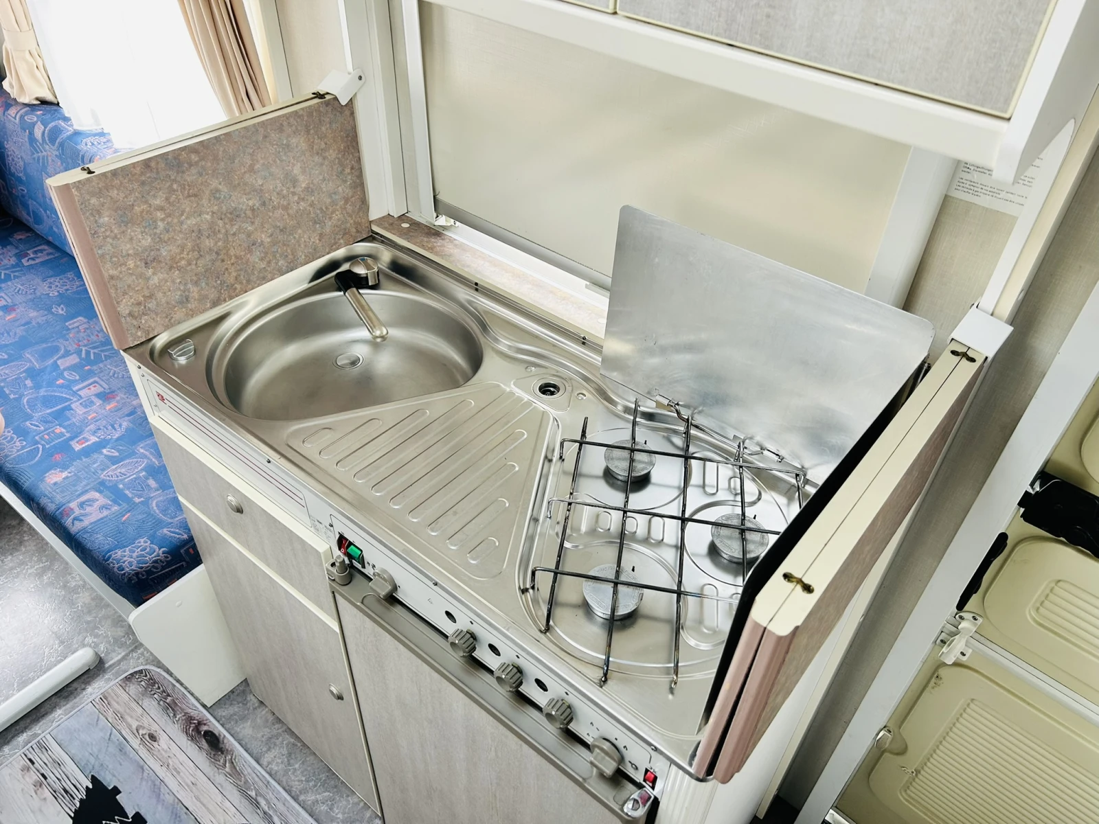 Каравана KIP GreyLine 47 Solar Powered, снимка 10 - Каравани и кемпери - 50649075