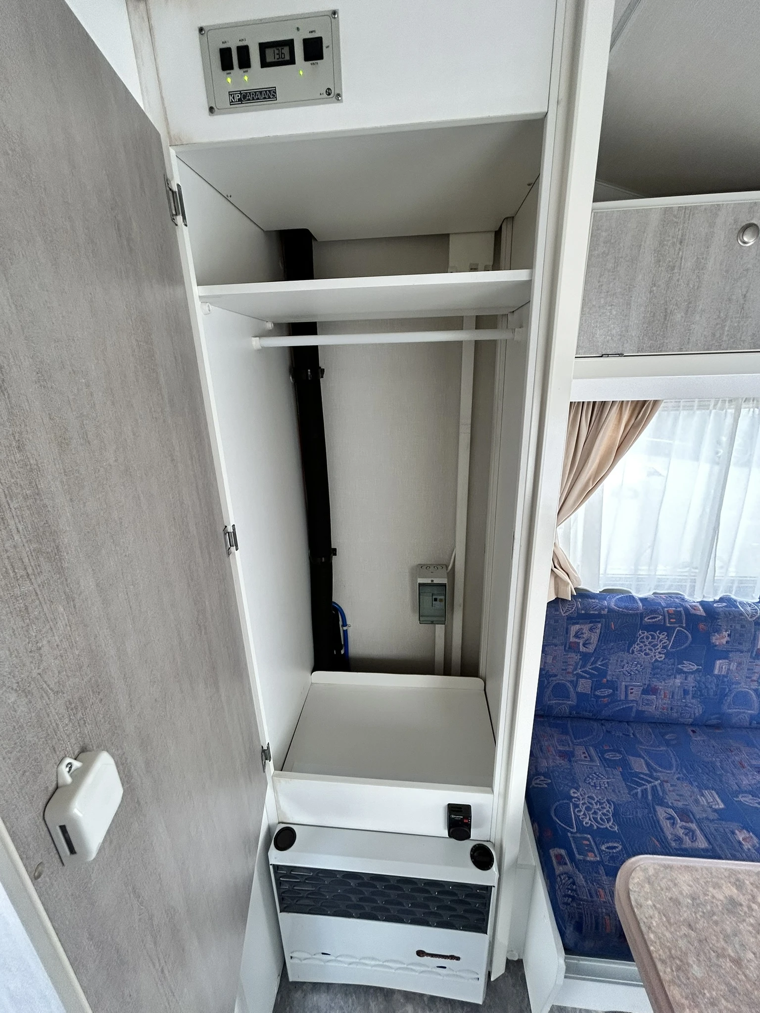 Каравана KIP GreyLine 47 Solar Powered, снимка 12 - Каравани и кемпери - 50649075