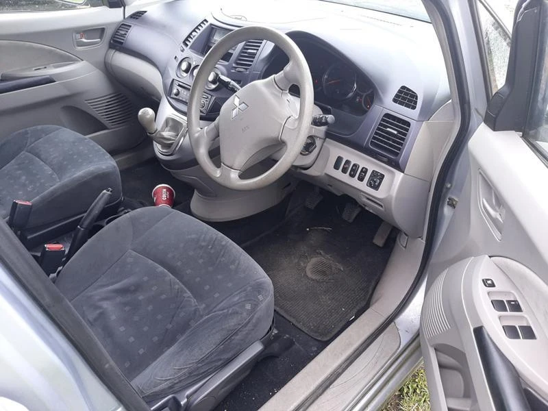 Mitsubishi Grandis 2.4, снимка 7 - Автомобили и джипове - 32656478