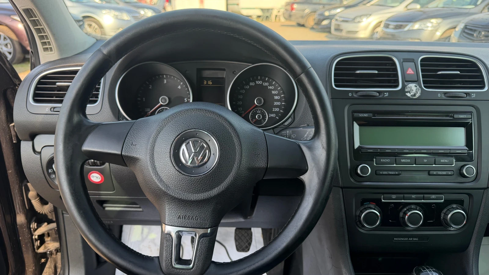 VW Golf 1.6 TDI, снимка 7 - Автомобили и джипове - 53944223