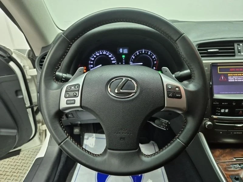Lexus IS 2.5 Convertible| 204к.с.| ВКЛ.ТЕХНОТЕСТ, снимка 9 - Автомобили и джипове - 55118593