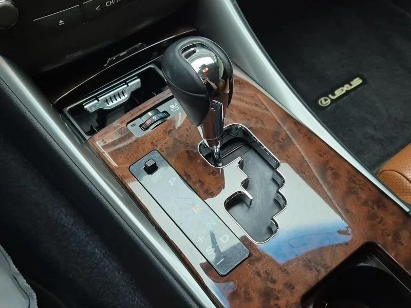 Lexus IS 2.5 Convertible| 204к.с.| ВКЛ.ТЕХНОТЕСТ, снимка 8 - Автомобили и джипове - 55118593