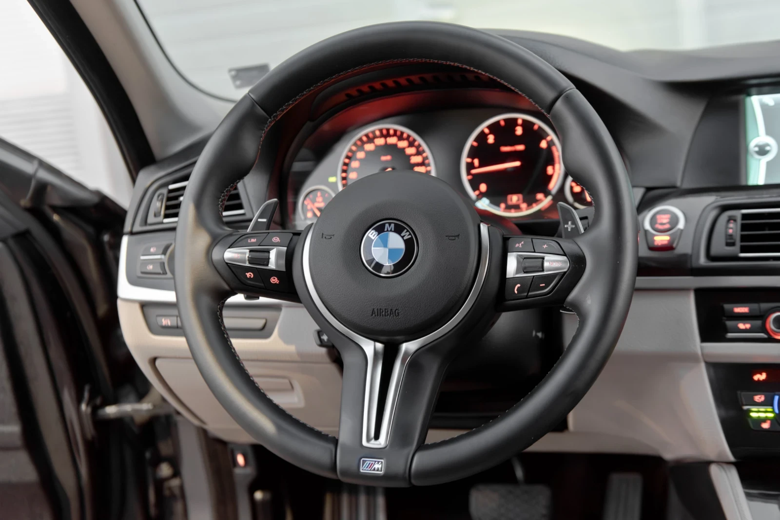 BMW 530 * M-pack* HUD* NightVision, снимка 16 - Автомобили и джипове - 55486197