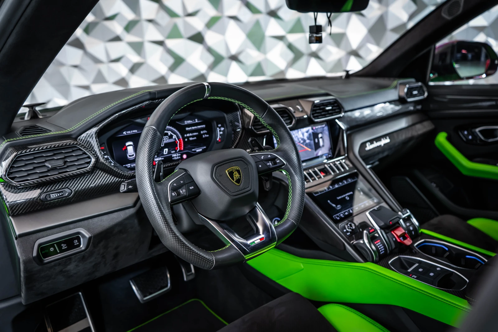 Lamborghini Urus Verde Mantis* Carbon* B&O, снимка 8 - Автомобили и джипове - 53816648