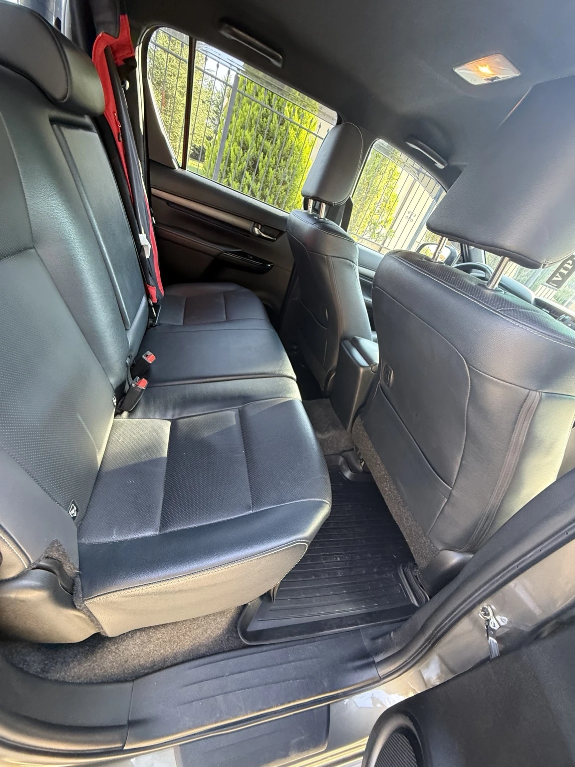 Toyota Hilux Invincible, снимка 12 - Автомобили и джипове - 56119333