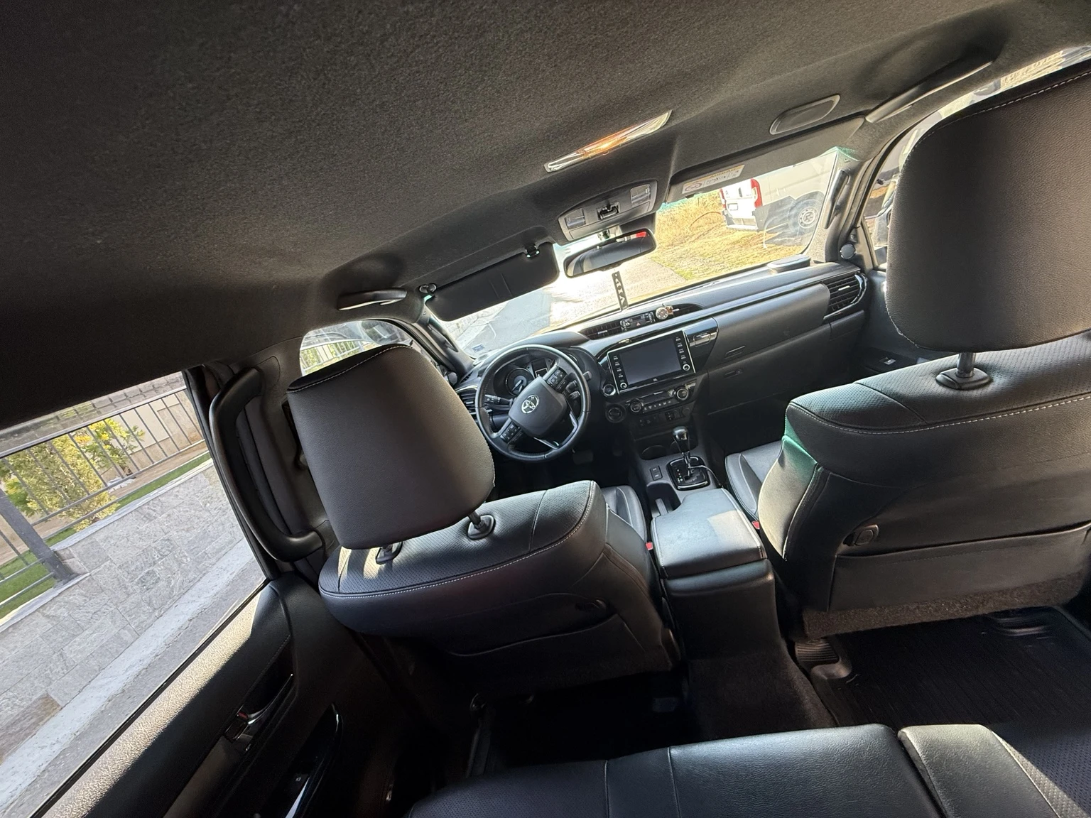 Toyota Hilux Invincible, снимка 14 - Автомобили и джипове - 56119333