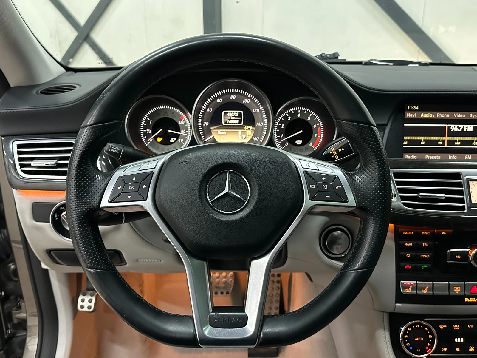 Mercedes-Benz CLS 550 * AMG* ОБДУХВАНЕ* ПОДГРЕВ* , снимка 13 - Автомобили и джипове - 47146529