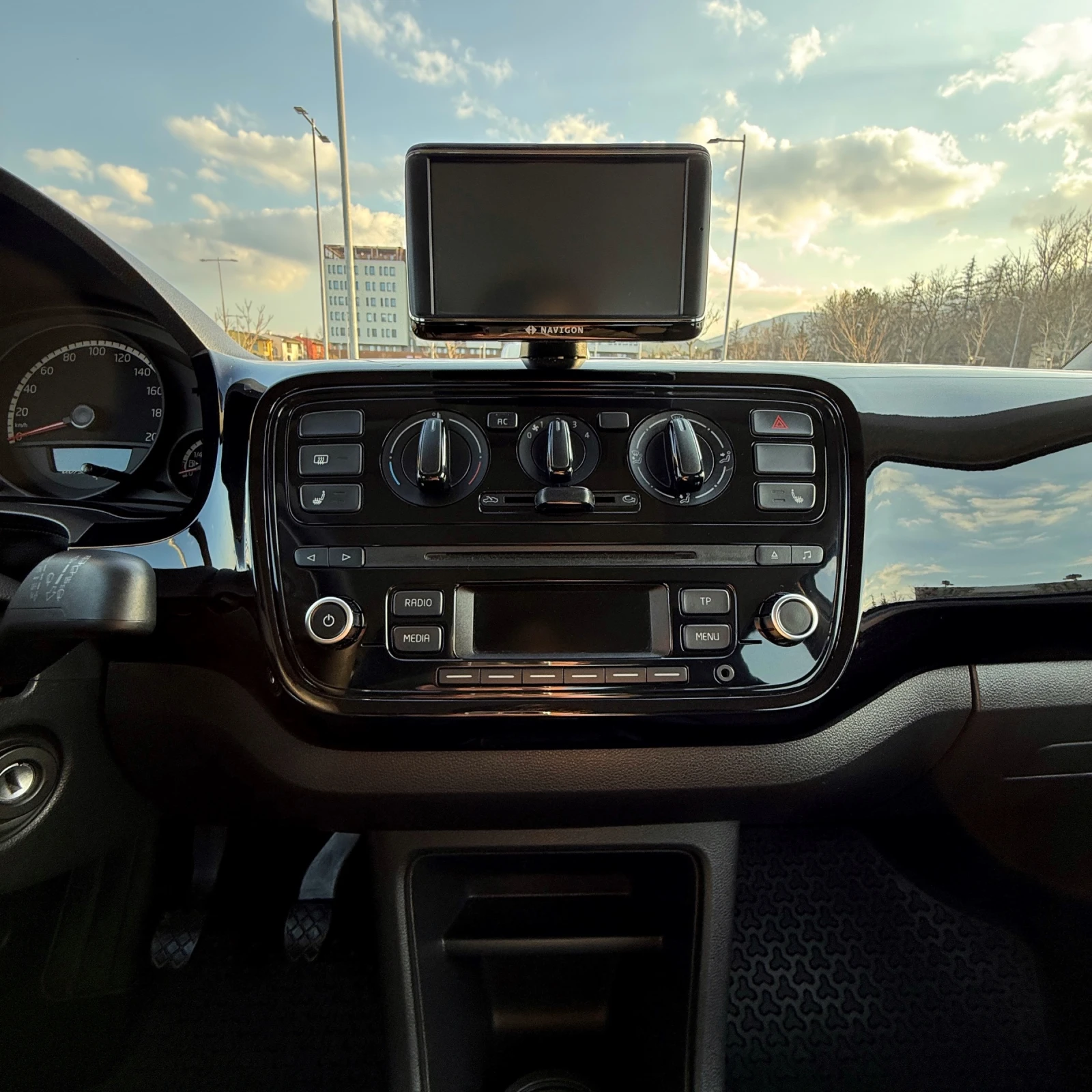 VW Up Move, снимка 9 - Автомобили и джипове - 53878760