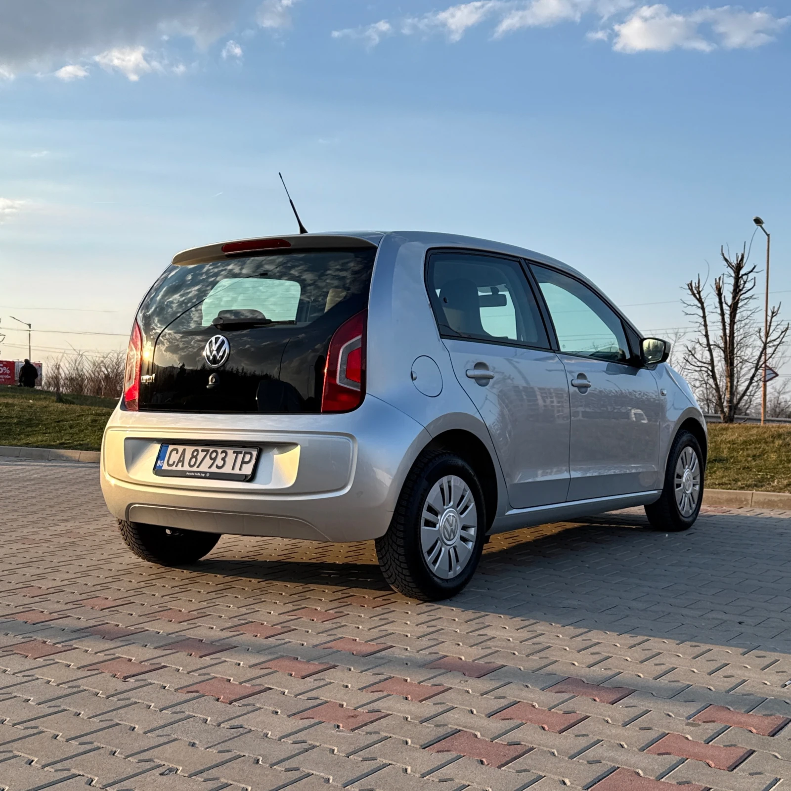 VW Up Move, снимка 2 - Автомобили и джипове - 53878760