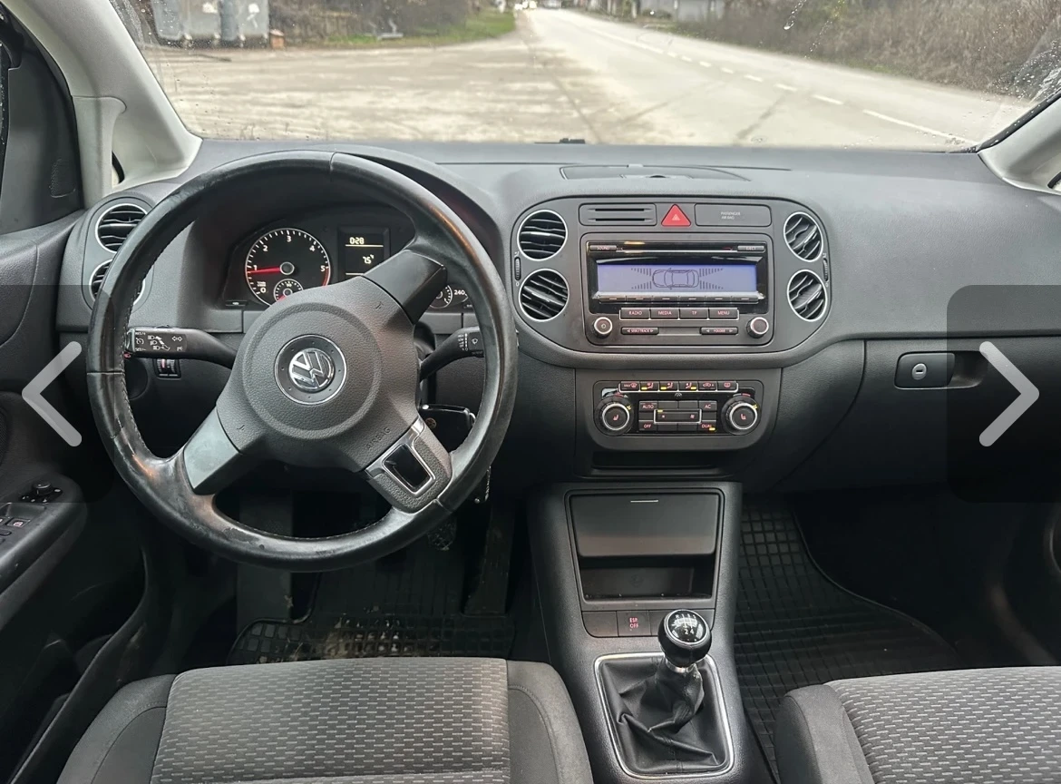 VW Golf Plus 2.0tdi РЕГИСТРИРАН, ОБСЛУЖЕН, НОВИ ГУМИ, снимка 10 - Автомобили и джипове - 53987112