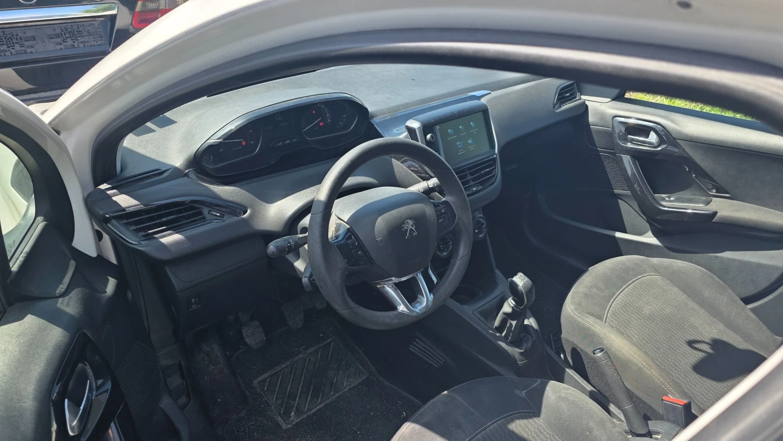 Peugeot 208 1.6hdi, снимка 8 - Автомобили и джипове - 54832468