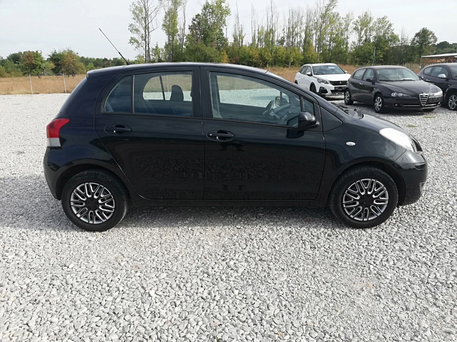 Toyota Yaris 1.0i klima, снимка 3 - Автомобили и джипове - 56127255