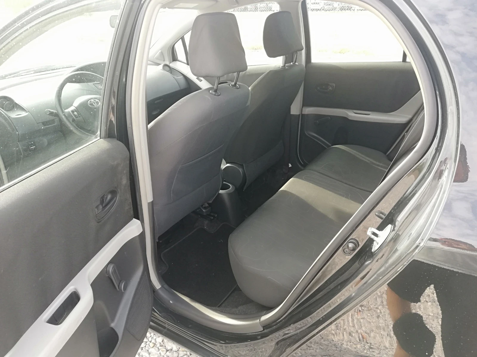 Toyota Yaris 1.0i klima, снимка 4 - Автомобили и джипове - 56127255