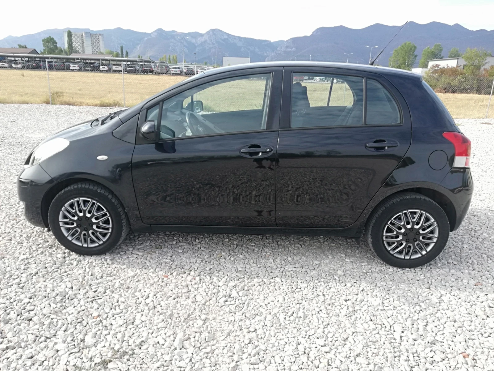 Toyota Yaris 1.0i klima, снимка 8 - Автомобили и джипове - 56127255
