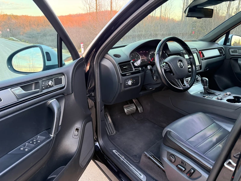 VW Touareg * R-Line * Pano * FULL, снимка 6 - Автомобили и джипове - 52741666