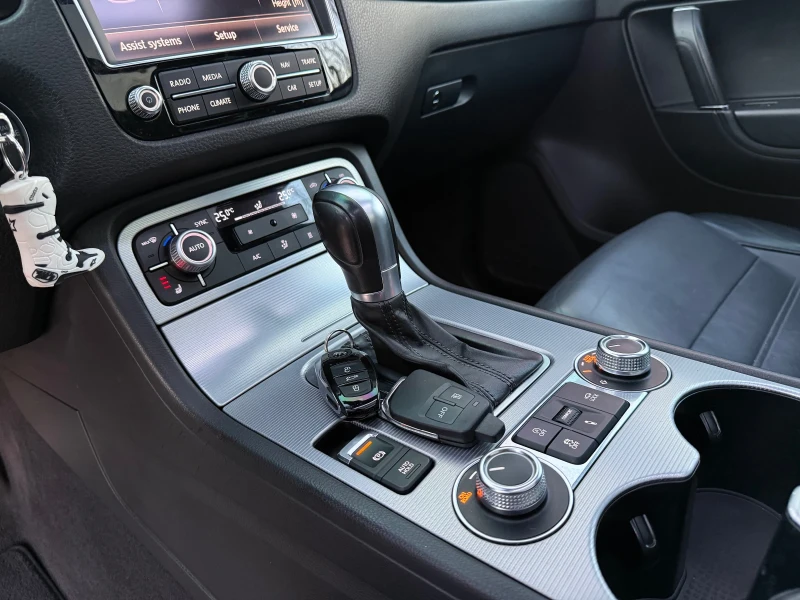 VW Touareg * R-Line * Pano * FULL, снимка 10 - Автомобили и джипове - 52741666