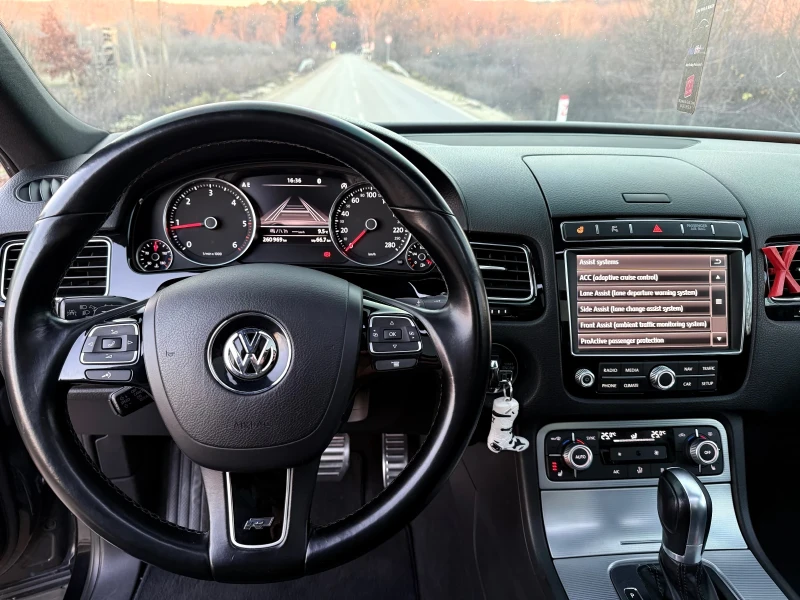 VW Touareg * R-Line * Pano * FULL, снимка 12 - Автомобили и джипове - 52741666