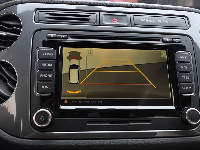 VW Tiguan 2.0 TDI, снимка 14 - Автомобили и джипове - 54302777