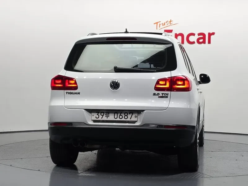 VW Tiguan 2.0 TDI, снимка 4 - Автомобили и джипове - 54302777