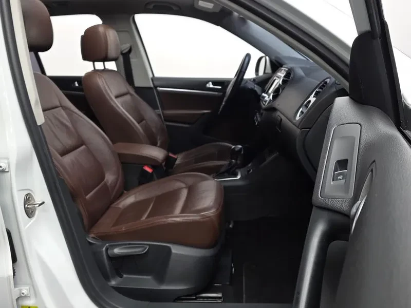 VW Tiguan 2.0 TDI, снимка 11 - Автомобили и джипове - 54302777