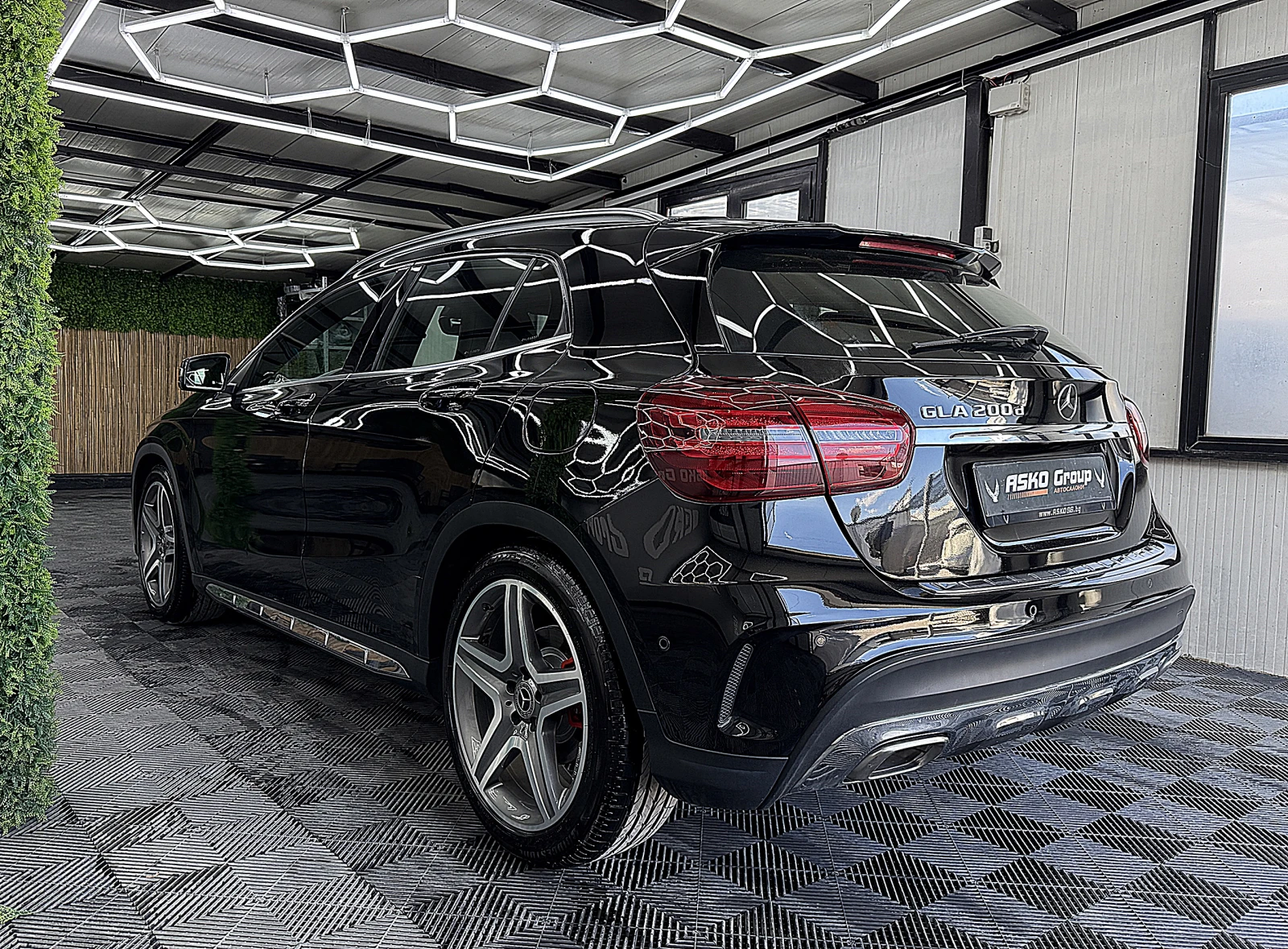 Mercedes-Benz GLA AMG-line/PANORAMA/Facelift/KeylessGo/ЛИЗИНГ, снимка 4 - Автомобили и джипове - 55997368