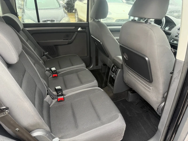 VW Touran 1.6TDI - 105к.с. - 7 Места - 135 000КМ!, снимка 14 - Автомобили и джипове - 52890970
