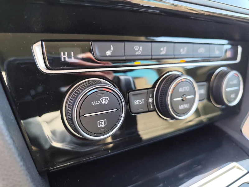 VW Passat 2.0TDi* BLUEMOTION* АВТОМАТИК* ПОДГРЕВ* LED* NAVI*, снимка 10 - Автомобили и джипове - 53340541