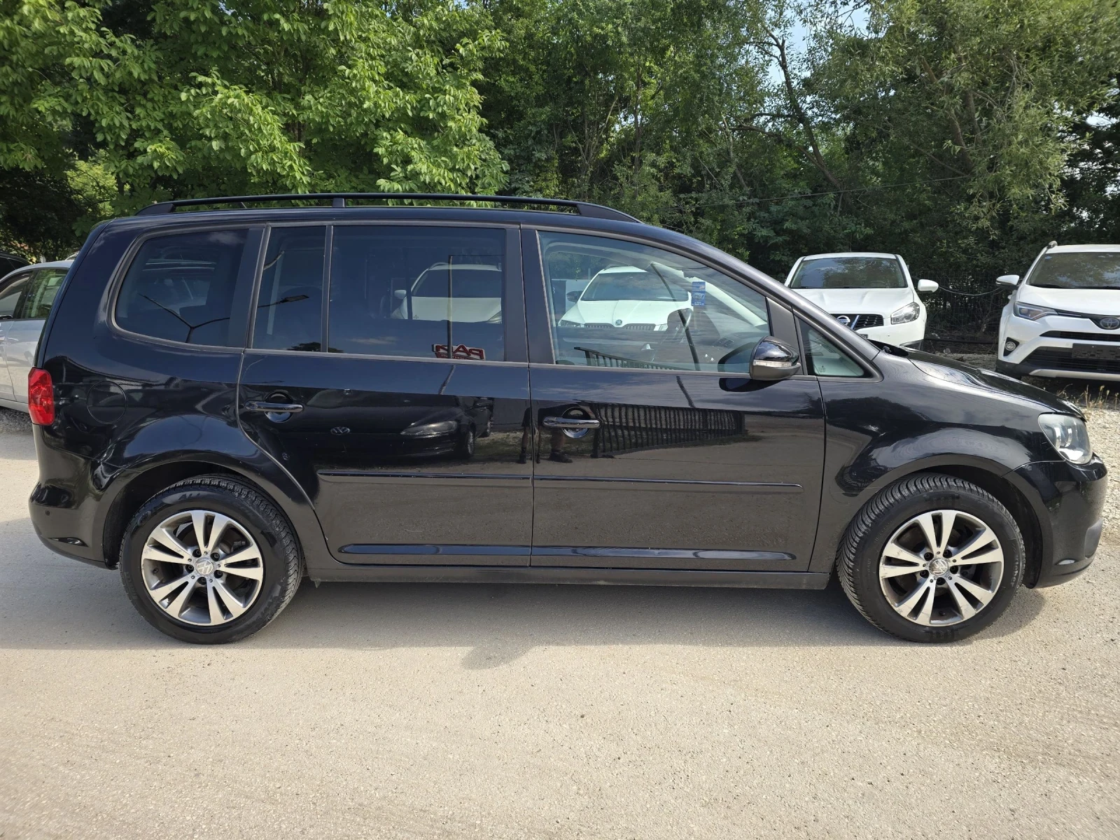 VW Touran 1.6TDI - 105к.с. - 7 Места - 135 000КМ!, снимка 8 - Автомобили и джипове - 52890970