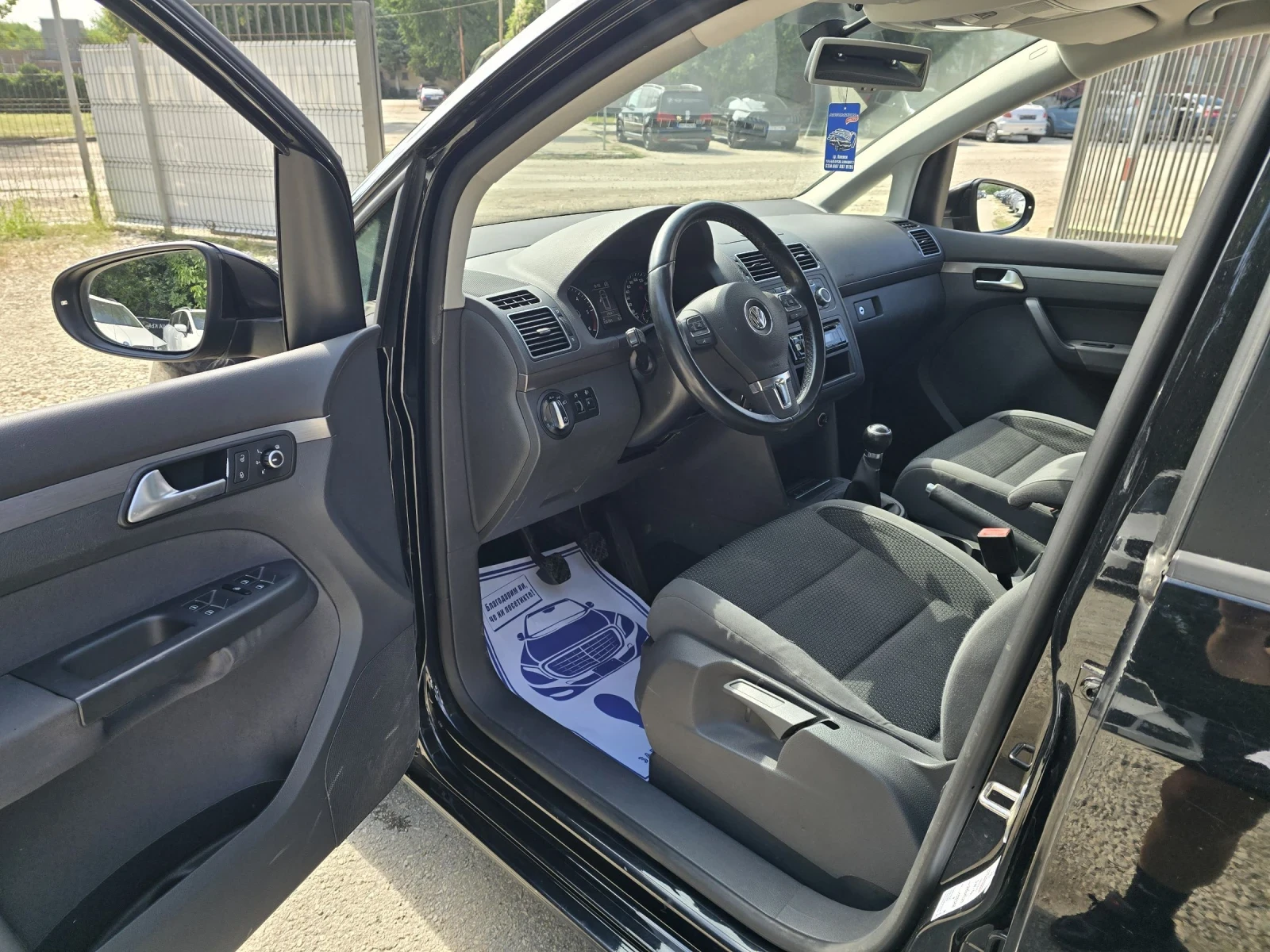 VW Touran 1.6TDI - 105к.с. - 7 Места - 135 000КМ!, снимка 11 - Автомобили и джипове - 52890970