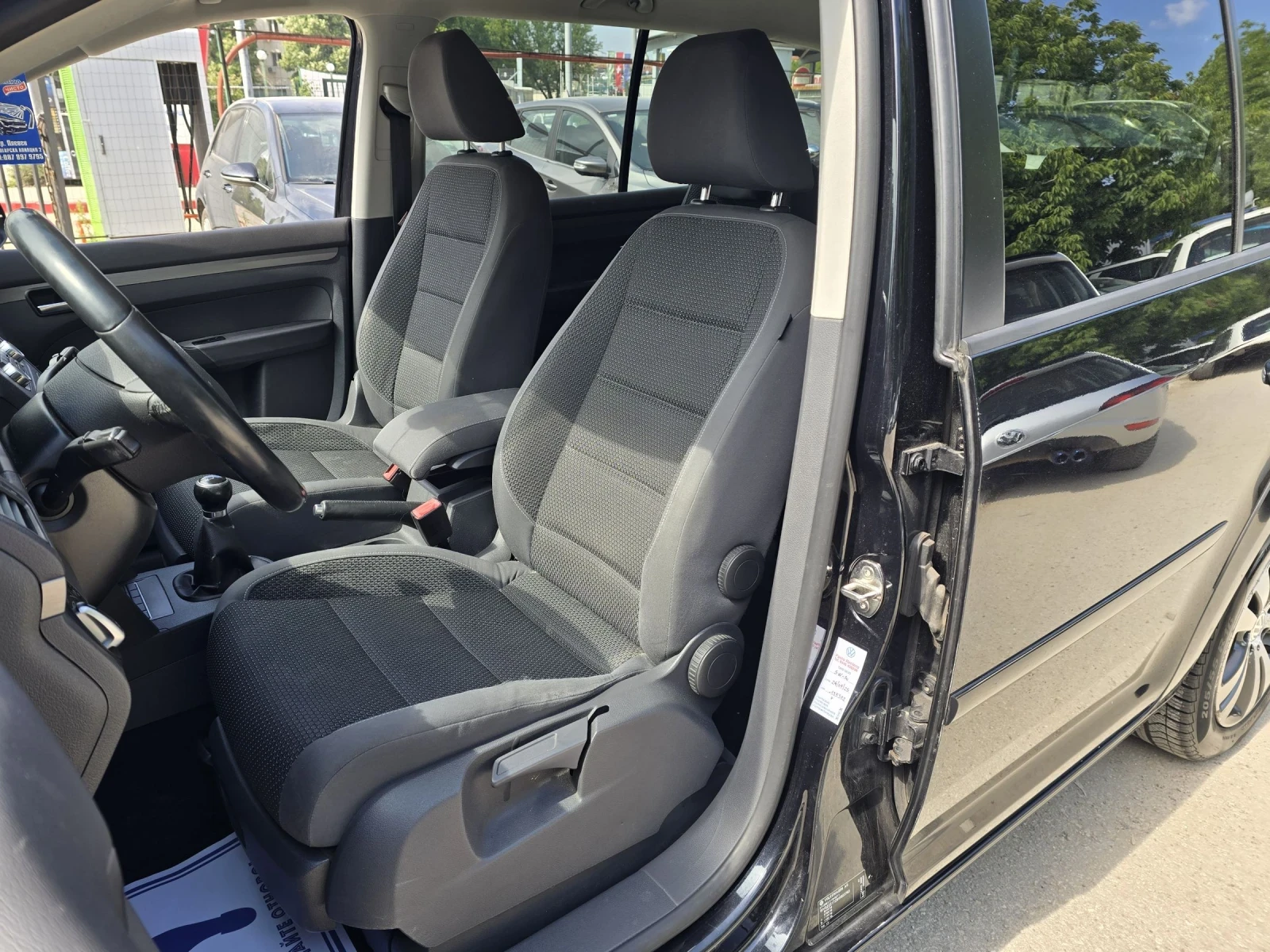 VW Touran 1.6TDI - 105к.с. - 7 Места - 135 000КМ!, снимка 10 - Автомобили и джипове - 52890970