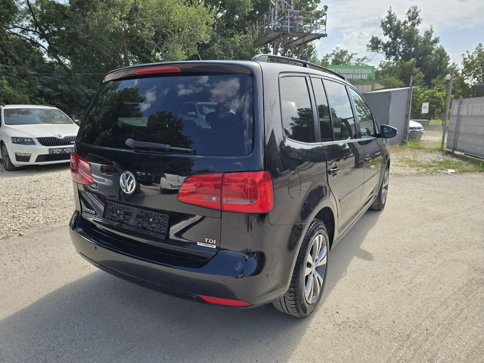 VW Touran 1.6TDI - 105к.с. - 7 Места - 135 000КМ!, снимка 4 - Автомобили и джипове - 52890970