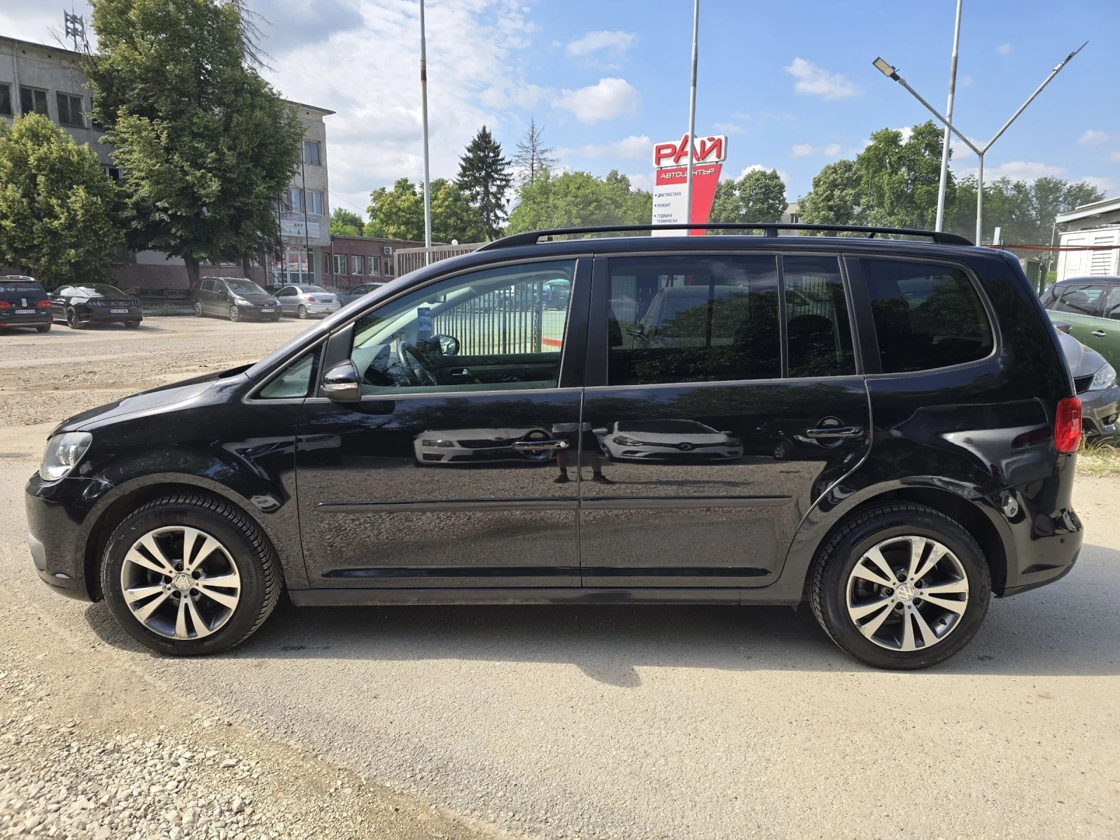 VW Touran 1.6TDI - 105к.с. - 7 Места - 135 000КМ!, снимка 7 - Автомобили и джипове - 52890970