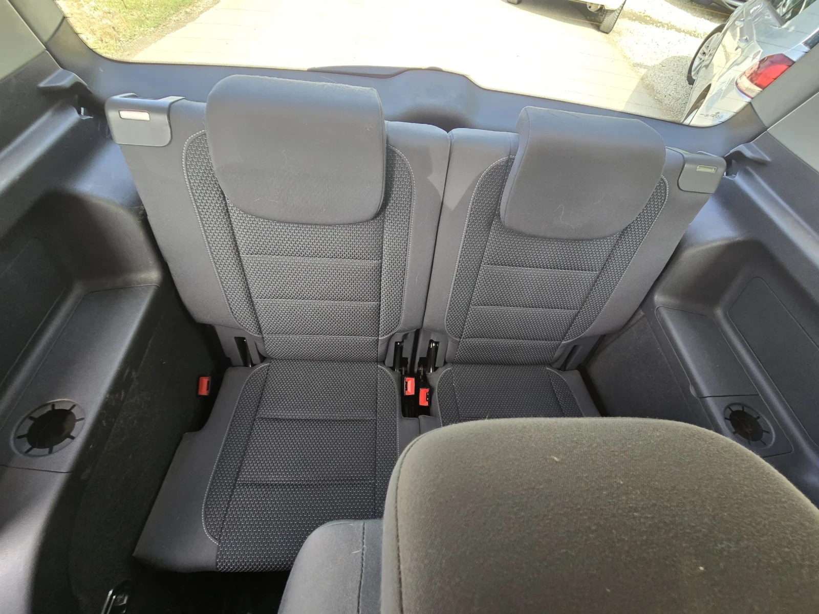VW Touran 1.6TDI - 105к.с. - 7 Места - 135 000КМ!, снимка 15 - Автомобили и джипове - 52890970