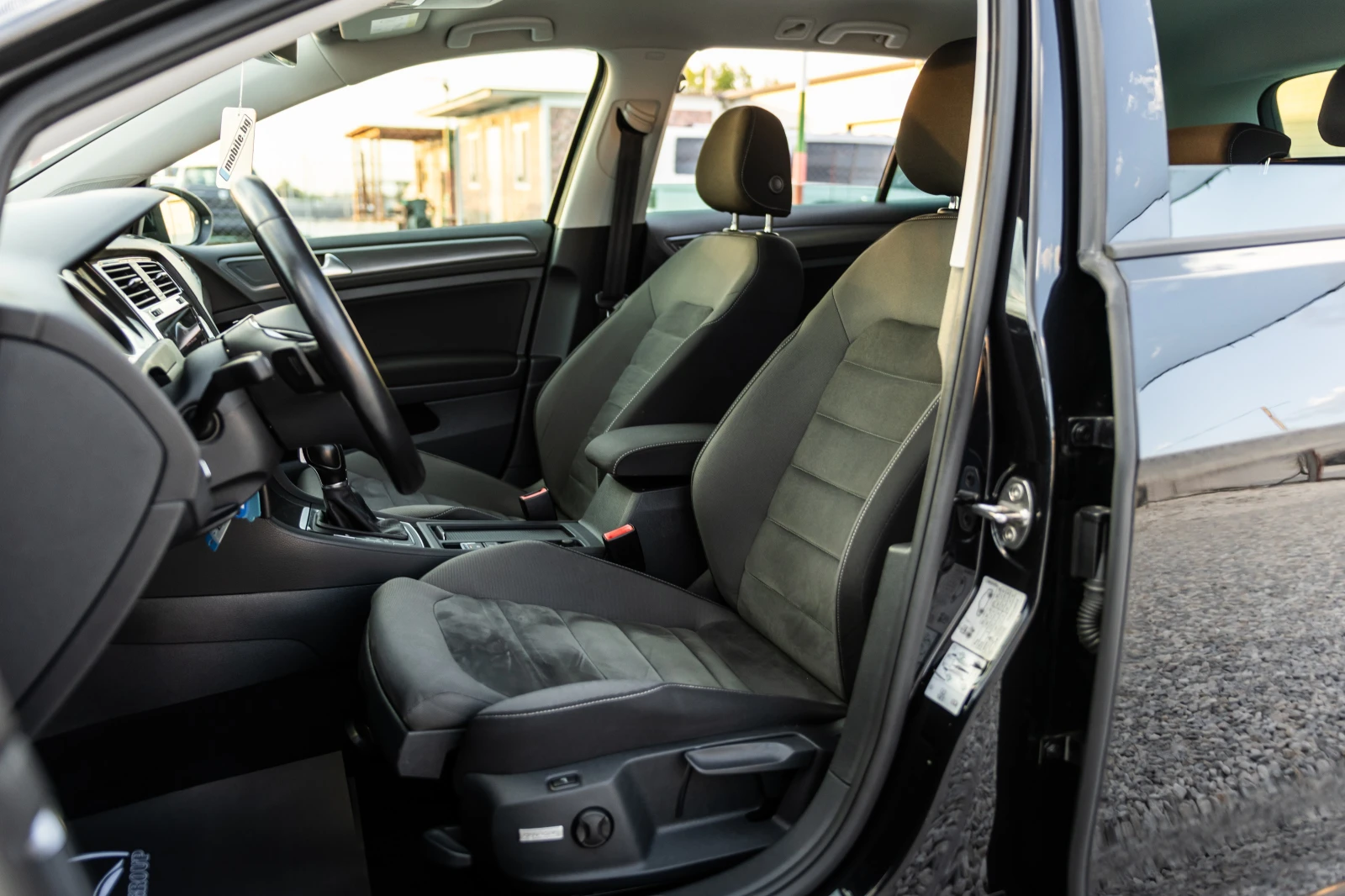 VW Golf 7.5::DSG:: Dynamic LED::Distronic, снимка 12 - Автомобили и джипове - 53194046