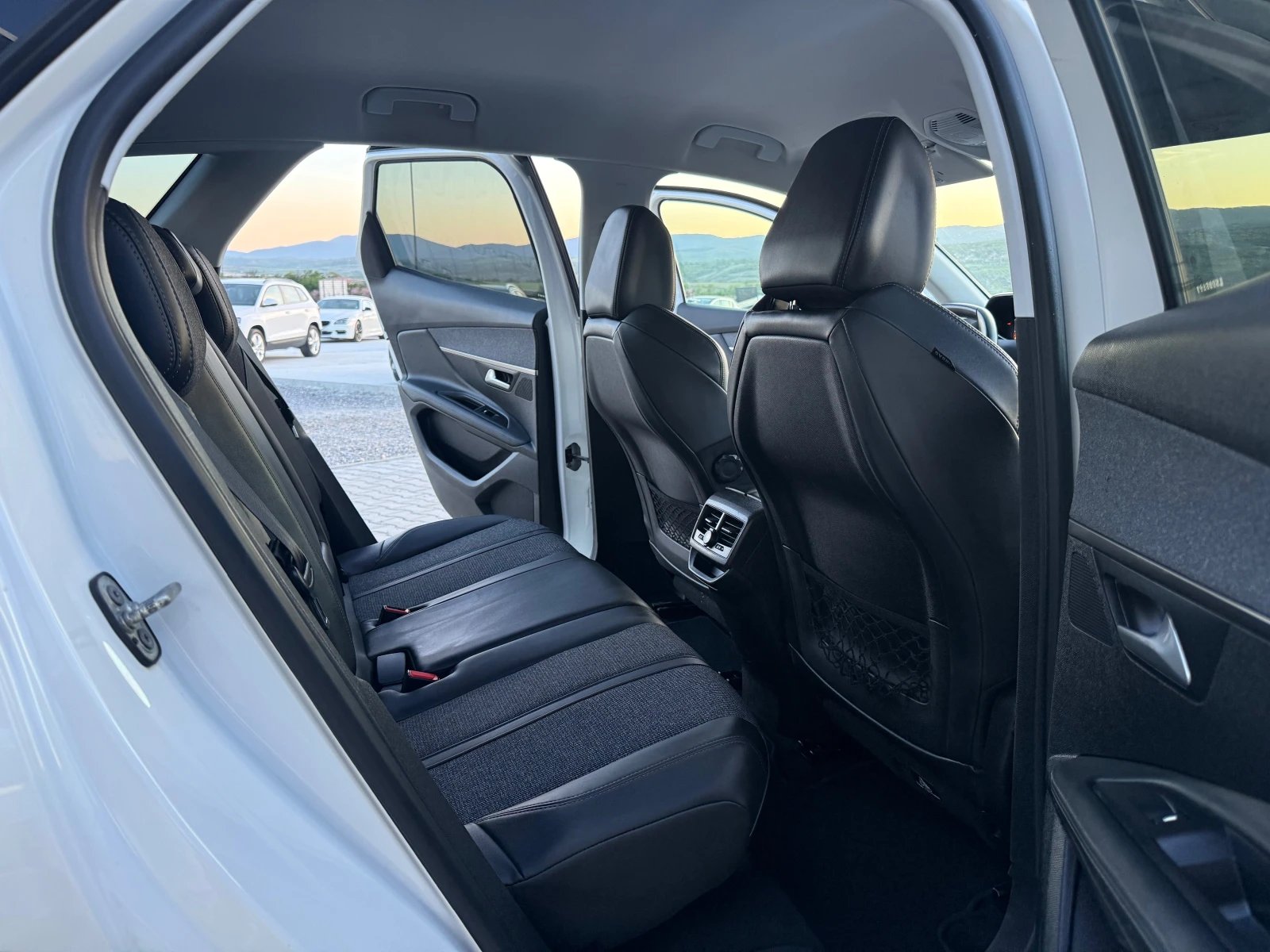 Peugeot 3008 1.5HDI 131 ks Собствен лизинг !!!, снимка 11 - Автомобили и джипове - 54355246
