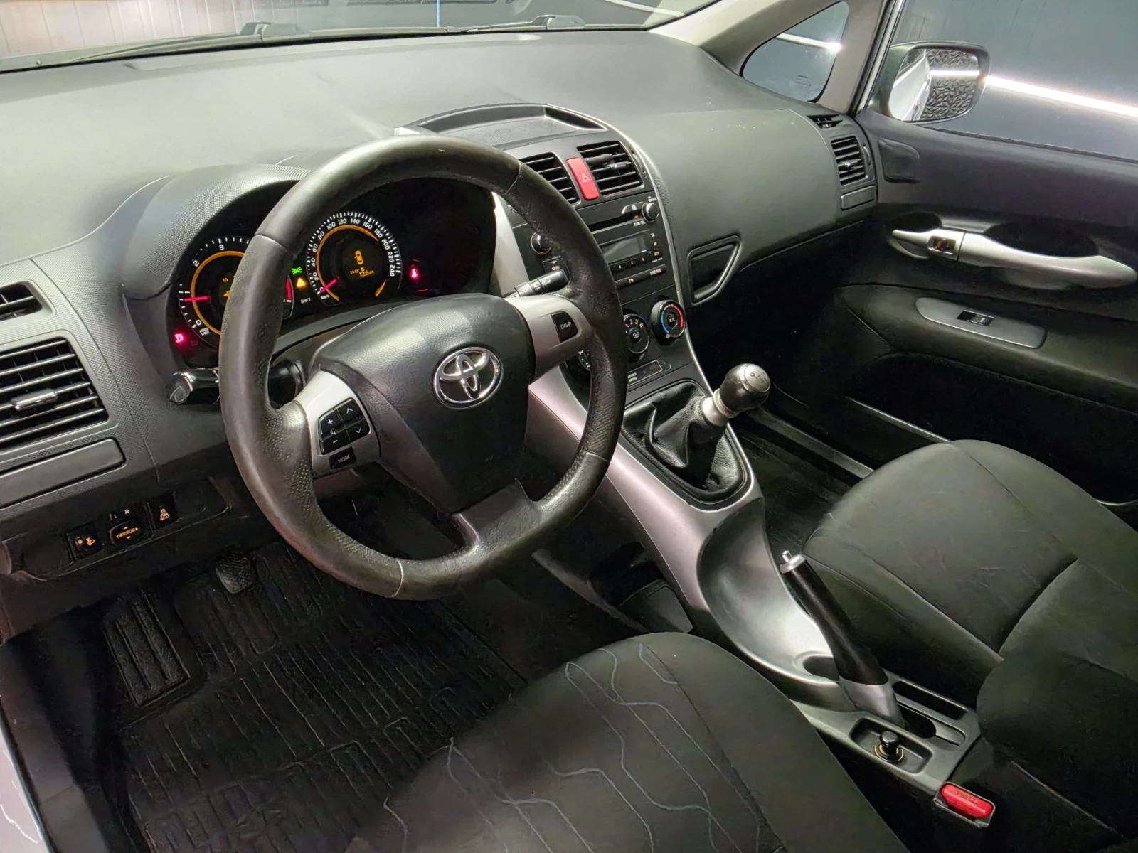 Toyota Auris 1.4D-4D* FACELIFT* 90��* PWR HEAT* �����* EURO5 | Mobile.bg � ����������� 5