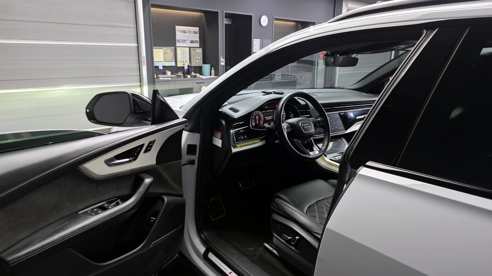 Audi Q8 MATRIX* BLK OPT* DIS* 360* HUD* ОБДУХ* SOFT-CLOSE*, снимка 9 - Автомобили и джипове - 55087389