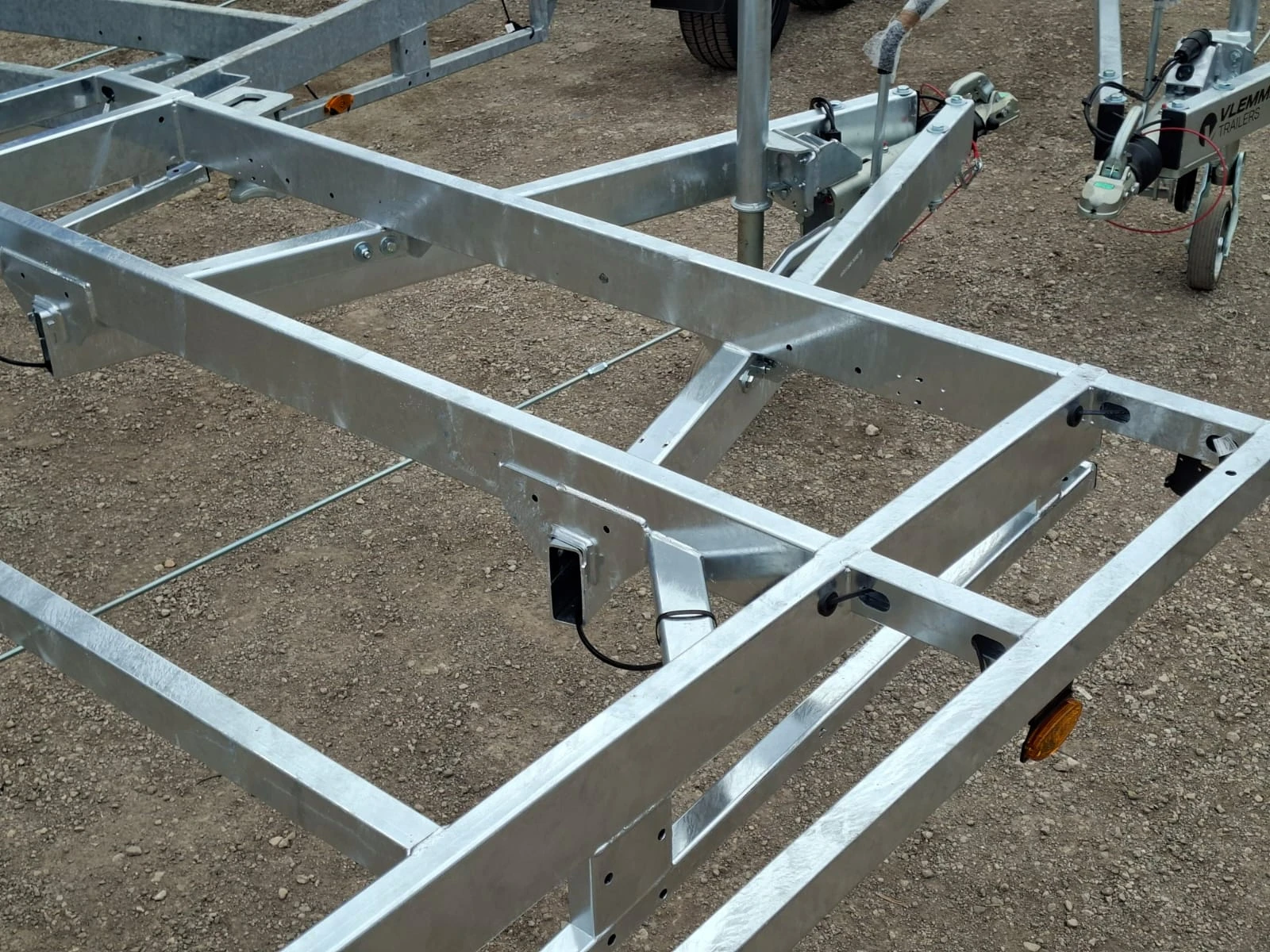 За автомобил Vlemmix TINY HOUSE 600 PLATEAU 3500KG, снимка 8 - Ремаркета - 54124903