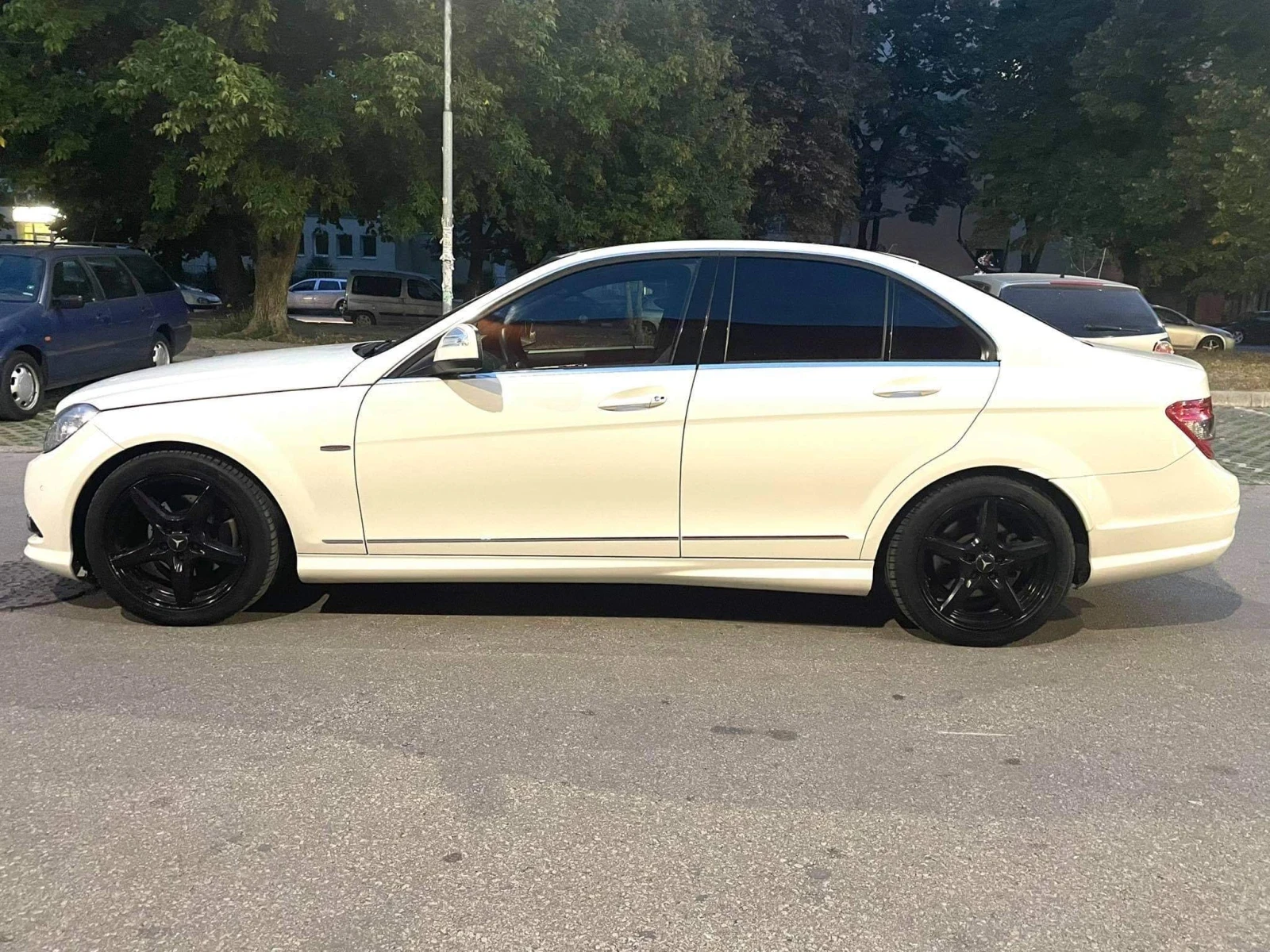 Mercedes-Benz C 220, снимка 2 - Автомобили и джипове - 54359525