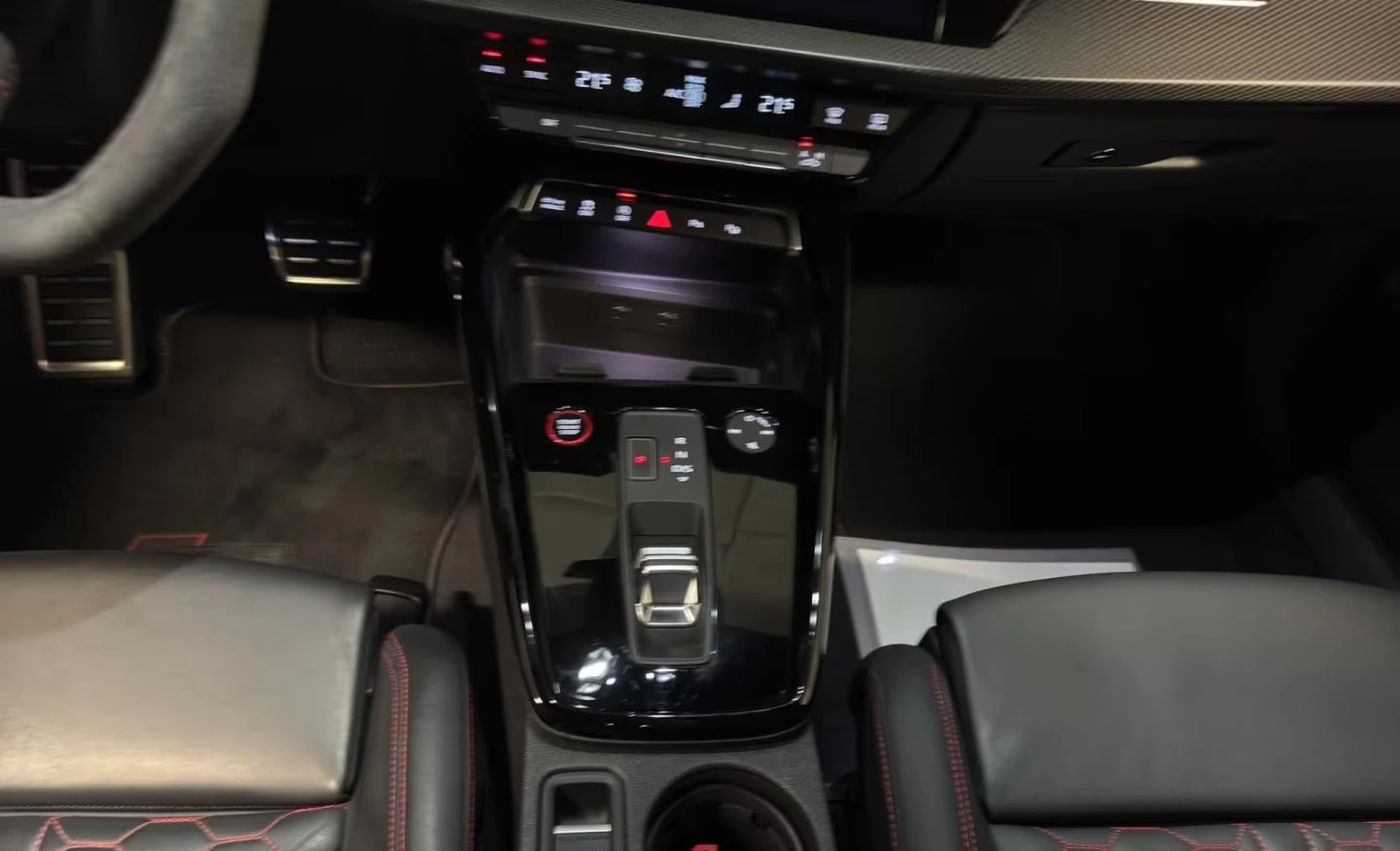 Audi Rs3 SPORTBACK/400HP/CERAMIC/MATRIX/CAM/LED/CPLAY/559q, снимка 13 - Автомобили и джипове - 55493223