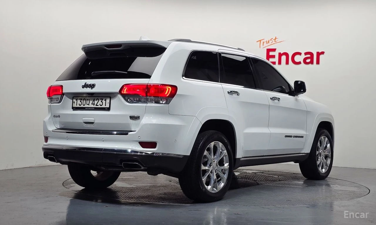 Jeep Grand cherokee 3.6* V6* 8ZF* SUMMIT* ДИСТРОНИК* ОБДУХВАНЕ* LANE* , снимка 2 - Автомобили и джипове - 55639593