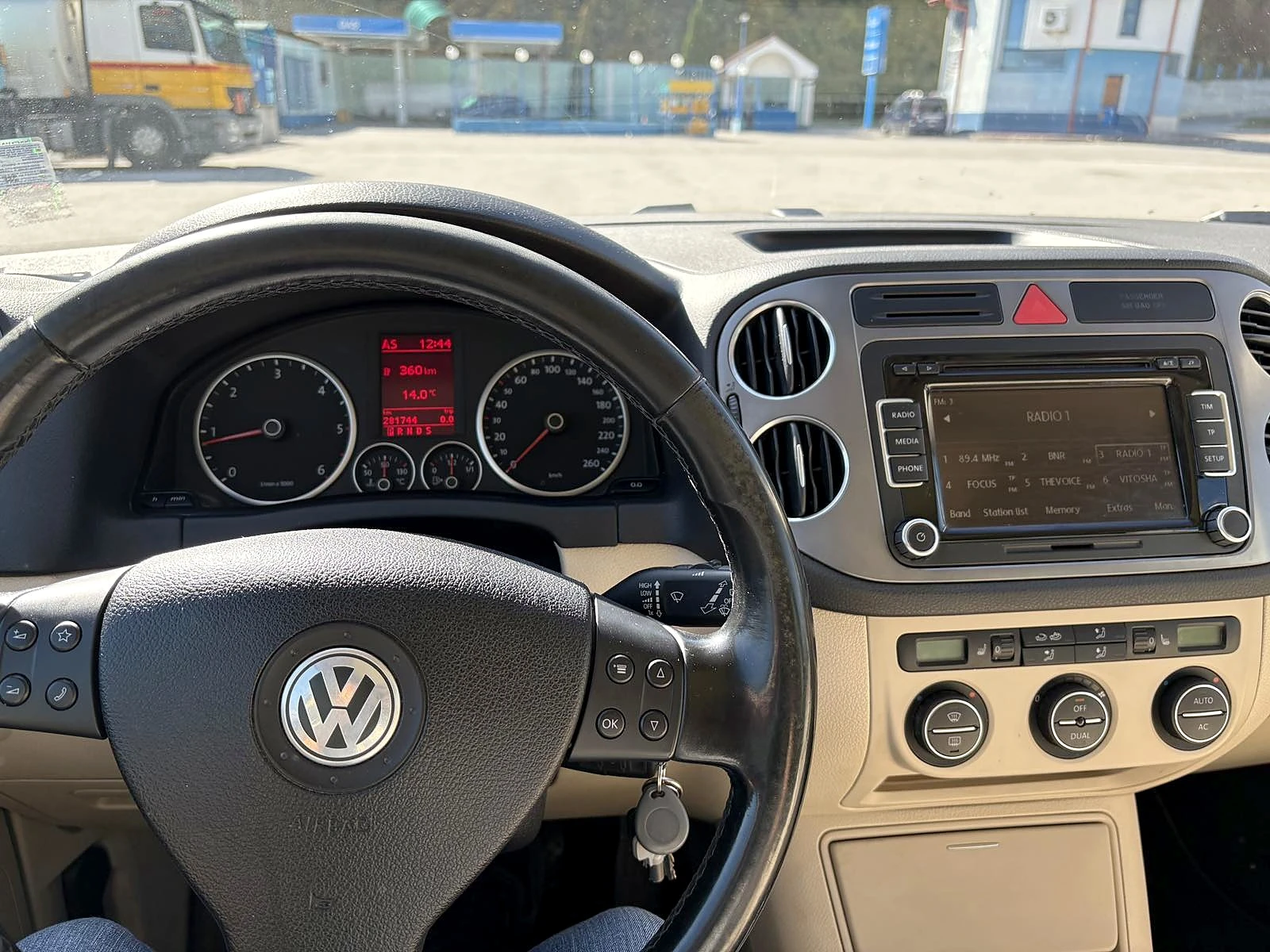 VW Tiguan 2.0 TDI 4MOTION Автомат, снимка 13 - Автомобили и джипове - 56580007