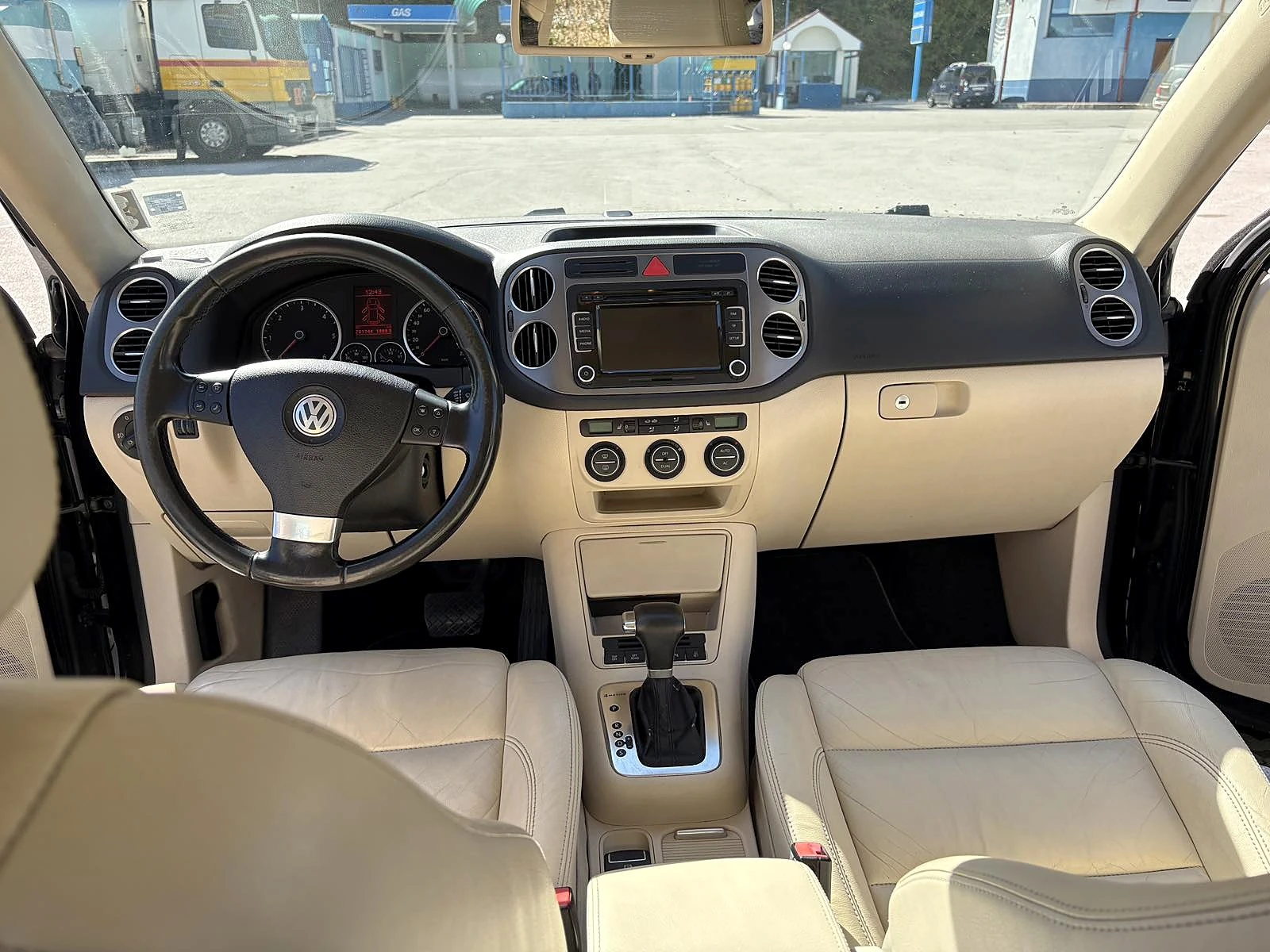 VW Tiguan 2.0 TDI 4MOTION Автомат, снимка 4 - Автомобили и джипове - 56580007